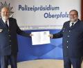 Bild: sck
Polizeipräsident Norbert Zink (links) überreichte EPHK Manfred Weiß, dem scheidenden Chef der Auerbacher Polizeiinspektion, die Ruhestandsurkunde.