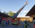 Bild: amö
Mit der Drehleiter aus Schönsee wurde die angrenzende Werkshalle gesichert
