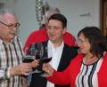 Bild: upl
Darauf einen edlen Roten: Im Garten ihres Wohnhauses stieß Marianne Schieder mit ihrem Bundestags-Vorgänger Georg Pfannenstein (links) und SPD-Kreisvorsitzendem Peter Wein (Mitte) auf das Wahlergebnis an.