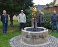 Bild: ak
Pfarrer Markus Bruckner (Zweiter von rechts) dankte Ernst Braunreuther, Georg Sieber und Christian Schwendner (von links) die sich des Marienbrunnens angenommen haben.
