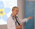 Bild: LfP/Stephanie Gräß/exb
Maria Kammermeier von der Alzheimer Gesellschaft Oberpfalz erklärt, wie wichtig Verständnis im Umgang mit Menschen mit Demenz ist.