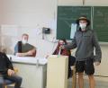 Bild: Grund- und Mittelschule Pressath/exb
In einem authentischen Wahllokal können die Schüler der Mittelschule Pressath ihre Stimme abgeben. Zum Wahlvorstand gehören Tamino Pfleger, Elias Fahrnbauer und Schriftführerin Anita Meier, die die korrekte Abgabe des Stimmzettels überwacht.