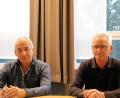 Bild: akp
Anton Schwarz (links) und Werner Zinkl legten zu Beginn der Gemeinderatssitzung ihren Amtseid als Feldgeschworene ab. Nach einer noch folgenden Einweisung können sie mit ihrer Tätigkeit beginnen.