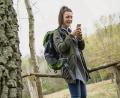 Symbolbild:  Christin Klose/dpa
Das Handy verrät, wo es langgeht: Wander-Apps helfen bei der Tourenplanung und Navigation unterwegs.