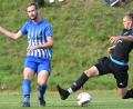 Bild: Büttner, Gerhard
Fabian Kutzer (links, Tremmersdorf) spielt den Pass, Gabriel Speckner (Vorbach) will stören. Der FC Vorbach entschie das Derby gegen den FC Tremmersdorf mit 3:2 für sich.