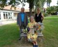 Bild: Gemeinde Kulmain/exb
Bürgermeister Günter Kopp und Kindergartenleiterin Corinna Fröhler (stehend) dankten Christina Lang (vorne) für 40 Jahre engagierte Mitarbeit im Kinderhaus Mobile.