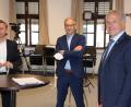 Bild: kro
MdB Tobias Reiß, Waldsassens Bürgermeister Bernd Sommer und Landrat Roland Grillmeier (von links) verfolgten teils mit Anspannung die ersten Prognosen.