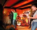Bild: stg
Die Band "Monobo Son" begeisterte am Samstagabend am Schafferhof in Neuhaus.