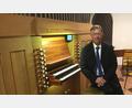 Bild: hbl
Domorganist Franz-Josef Stoiber an der Mühleisen-Orgel der Pfarrkirche St. Marien in Rothenstadt