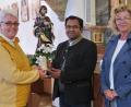 Bild: rha
Für die Bekämpfung des Holzwurms in der Vilsecker Bergkirche übergeben Veronika Pröls (links) und Gudrun Quarder vom Schnäppchenladen 500 Euro an Pater Robin Xavier.