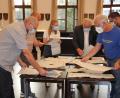 Bild: kro
Kurz nach 18 Uhr beginnen die Helfer im Wahllokal im Landratsamt mit dem Auszählen der Stimmen.