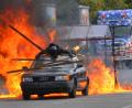 Bild: Kunz
Ein Audi durchbricht mit einem Stuntman auf dem Dach eine Feuerwand.