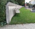 Bild: Portner
Diese Mauer im Oberviechtacher Friedhof (im Hintergrund die Doktor-Eisenbarth-Schule) könnte etwas Farbe gebrauchen. SPD-Stadtrat Peter Forster regte dies in der Bauausschuss-Sitzung an.