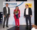 Bild: Eibner Pressefoto / Heike Feiner
Fifa-Schiedsrichter Felix Brych (links) und BFV-Präsident Rainer Koch überreichten an Edith König vom SV Kulmain den Ehrenamtspreis.