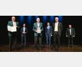 Bild: Stefan Winterstetter/exb
Die besondere Ehrung für den Gesangverein Pullenreuth nahmen entgegen (vorne, von links) Thomas Wegmann, Siegfried Linhard und Lothar Scharf. Dazu gratulierten (hinten, von links) Kunstminister Bernd Sibler, Dr. Marcel Huber und der Vizepräsident des Fränkischen Sängerbundes Günther Schubert.