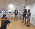 Bild: hns
Der Verein „Via Carolina – Goldene Straße“ lud zur Eröffnung der Fotoausstellung „November 1989“ ein. Fotografin Dana Kyndrová (rechts) hielt in ihren Bildern die Wendepunkte der modernen tschechoslowakischen Geschichte fest.
