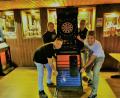 Bild: gz
Der Vorsitzende Martin Bauer mit Bruder Hans-Jürgen (hinten von rechts) und zweiter Vorsitzender Thomas Bösl und Kassier Michael Kleber (vorne von links) stellen den letzten Dartautomaten auf.
