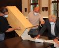 Bild: kro
Beim Entleeren der Wahlurne im großen Sitzungssaal des Landratsamts Tirschenreuth.