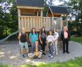 Bild: Gemeinde Kulmain/exb
Bürgermeister Günter Kopp und (von links) Kindergartenleiterin Corinna Fröhler, hießen Marion Schobert, Hanna Bittner, Luisa Lehner, Julia Heser sowie (kniend) Ilona Kasubek willkommen.