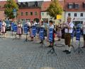 Bild: jr
Höhepunkt des Markttages war am Sonntagnachmittag ein gut halbstündiges Standkonzert der Mitterteicher Stadtkapelle am Unteren Marktplatz. Unter der Leitung von Oliver Lipfert (Zweiter von rechts) spielte das Ensemble böhmische und bayerische Musik.