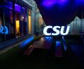 Bild: Sven Hoppe/dpa
Das Logo der CSU leuchtet bei einer Wahlparty im Innenhof der Parteizentrale.