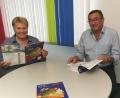 Bild: Portner
Vorsitzender Michael Hösl freut sich, dass ihn Erna Koller künftig bei der Programmgestaltung für das Volksbildungswerk Oberviechtach-Schönsee unterstützt. Das neue Heft für Herbst/Winter liegt ab sofort auf.