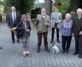 Bild: lgc
Johann Geigenmüller (mit Frau Anna Maria) feiert 95. Geburtstag. Dem ältesten männlichen Bürger gratuliert auch Bürgermeister Johannes Schmid (Dritter von links). Einen besonderen Geburtstagsgruß übermitteln die Jagdhornbläser unter Leitung von Andreas Karl (Zweiter von rechts).