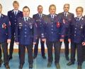 Bild: jml
Sie alle wurden von Feuerwehrvorsitzendem Josef Fischer (links) für lange Dienstzeit geehrt, befördert sowie mit Funktionsabzeichen bedacht. Walter Fischer (30 Jahre aktiv), Michael Scheuerer (Abzeichen für bestandene Atemschutzprüfung), Kommandant Matthias List (Abzeichen), Dominik Zwack (20 Jahre), Johannes Kummer (zum Oberlöschmeister befördert), Kreisbrandinspektor Wolfgang Schwarz (40 Jahre), Stefan Heumann (25 Jahre) und Roland Dobmeier (30 Jahre). Von links.