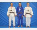 Bild: Hammer/exb
Die Medaille um den Hals und die Fahrkarte zur deutschen Meisterschaft in Leipzig in der Tasche haben die Ensdorfer Judokas Michelle Hesse, Chantal Hesse und Kilian Löffler (von links).