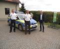 Bild: jba
Bürgermeister Thomas Meiler (von rechts) begrüßt den neuen Flossenbürger Dorfpolizisten Hauptkommissar Markus Achatz zusammen mit dessen Inspektionsleiter, erstem Hauptkommissar Herrmann Weiß.