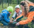 Bild: Martin Hertel/exb
Ludwig und Rosalie, Kinder aus dem Waldkindergarten Brand, pflanzten mit Försterin Miriam Lang vom Forstbetrieb Fichtelberg ein kleines Tannenbäumchen bei Neugrünberg.