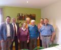 Bild: hme
Hilde Kick feierte mit Ehemann Johann (Mitte) sowie von links Bürgermeister Sebastian Hartl, Pfarrer Arnold Pirner, Sigrid Ziegler, Schwiegertochter Klara Kick und Sohn Johann Kick 85. Geburtstag.