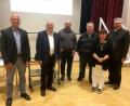 Bild: bph
Dr. Robert Seitz, Leiter der sozialen Dienste im Caritasverband der Diözese (links) freute sich über die positiven Berichte und dankte Vorsitzendem Pfarrer Hannes Lorenz (rechts), Pflegedienstleiterin Kerstin Neidl (Zweite von rechts) und Geschäftsführer Gerhard Eilers (Zweiter von links) sowie Pfarrer Hans Spitzhirn (Dritter von links) und Simon Strehl (Dritter von rechts) für engagierte Arbeit.