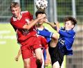 Bild: Büttner, Gerhard
Lukas Merkel (rechts) geht mit hohem Bein in den Zweikampf. Die C-Junioren der SpVgg SV Weiden kassierten gegen den FC Coburg eine 1:3-Heimniederlage.