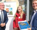 Bild: Hirsch
Dekan Hans Amann (links) und die Organisatorin des Schöpfungstages, Beate Eichinger (Mitte), überreichten Professor Dr. Manfred Miosga (rechts) eine Ausgabe der "Regensburger Sonntagsbibel".