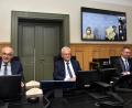Bild: Petra Hartl
Justizminister Georg Eisenreich (rechts auf dem Monitor) zeigt zwei „Gürteltiere“ – zur Belustigung von Landgerichtspräsident Harald Riedl, OLG-Präsident Thomas Dickert und Robert Wunderer (von links) von der IT-Stelle der Justiz.