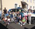 Bild: Kinderhaus Tausendfüßler/exb
Die Hortkinder mit (hinten, von links) den Betreuerinnen Nadine Braun und Caroline Schenk sowie (hinten, von rechts) Polizeihauptmeister Christian Lenz und Polizeihauptmeisterin Diana Lenz.