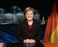 Bild: picture-alliance/ dpa/dpaweb | Fabrizio Bensch
Bundeskanzlerin Angela Merkel bei der Aufzeichnung ihrer ersten Neujahrsansprache im Kanzleramt.