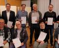 Bild: le
Lob, Dank und Anerkennung für die Sportler des Jahres und den langjährigen, treuen Mitgliedern des Vereins. Sitzend von links: Gerhard Kirschner, Heinz Wittmann, Erika Bock und Eddie Eck. Stehend von links: Oliver Konz, Markus Staschewski, Oliver Mutterer, Wolfgang Schmidt, Hermann Prölß, Andre Opitz, Michael Opitz und Hans Eismann.