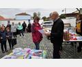 Bild: ubb
Die 13-jährige Sarah Meyer aus Poppenreuth war die eifrigste Leserin des Sommerleseclubs 2021. Sie bekam dafür von Zweitem Bürgermeister Karlheinz Hoyer neben einer Urkunde, einem Buch und einem anderen Geschenk noch einen Sonderpreis, weil sie zu jedem Buch ein Gedicht geschrieben hatte.