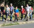 Bild: Franz Preis
Im Laufe des 40 Kilometer langen Marsches hatte sich der Zug mehrmals vergrößert. Mit 85 Jahren lief Anna Fiedler (ganz links) die letzten 10 Kilometer über zwei Stunden mit und das keineswegs am Ende des Zuges. Mit der Teilnahme ihrer Tochter und Enkeltochter ist zugleich für Kontinuität bei der Wallfahrt gesorgt.