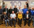 Bild: hcz
Der neue Vorstand der SpVgg Schirmitz mit den neuen Ehrenmitgliedern Reinhard Herrmann und Stefan Bock (stehend Zweiter und Fünfter von links).