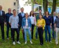 Bild: Berufsschulzentrum Marktredwitz/exb
Auf die Zusammenarbeit freuen sich (vordere Reihe, von links) Siegfried Häusler, Gertrud Göpfert, Kathrin Böttler, Peter Braune (weiterer ständiger Vertreter des Schulleiters, FOS/BOS) sowie (hintere Reihe, von links) Michael Schmidt (Schulleiter, BSZ), Heribert Pickert (ständiger Vertreter des Schulleiters, BSZ), Christoph Beer, Viktoria Birner, Andreas Dorsch, Ann-Mirjam Böhm und Frank Eckstein (weiterer ständiger Vertreter des Schulleiters, Wirtschaftsschule).