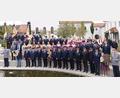 Bild: Erhard Ebenhöch/exb
Der Jubelverein KSK/RK Ursensollen mit Festdamen, dem Patenverein Utzenhofen, der Fahnenabordnung der KSK/RK Hohenkemnath, der Ehrenwache und der Musikkapelle vor der Kirche St. Vitus. Mit dabei auch Bürgermeister Albert Geitner (zweite Reihe, rechts) und Monsignore Josef Gehr (vordere Reihe, Vierter von rechts).