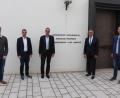 Bild: Stadt Tirschenreuth/exb
Bürgermeister Franz Stahl (Zweiter von rechts) mit Professor Marcus Jautze (Mitte), Stellvertretendem Kämmerer Harald Eckstein (rechts), Sebastian Gebauer, Koordinator Digitales Studieren Bayern (Zweiter von links) sowie Armin Egetenmeier, Mitarbeiter Studiengangskoordination Digitales Studieren Bayern (links) vor dem Eingang der Fronfeste.