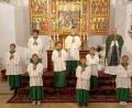 Bild: exb/Pfarrei Tirschenreuth
Die neuen Ministranten (vorne) mit Oberministrant und Gruppenleiter sowie Stadtpfarrer Georg Flierl.