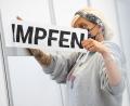 Symbolbild: Friso Gentsch
Die Aufkleber "Impfen" werden abgemacht, viele Impfzentren schließen demnächst.
