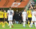 Bild: Bernd Thissen/dpa
Die Aufregerszene: Schiedsrichter Deniz Aytekin (Dritter von rechts) zeigt Dortmunds Mahmoud Dahoud (links) die Gelb-Rote Karte.