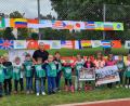 Bild: mab
Die begeisterten Nachwuchskicker mit den Betreuern und Schulleiter Siegfried Seeliger (Mitte) beim Weltkindertag auf dem Sportgelände der Schule.
