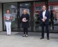 Bild: Stephan Park/exb 
Laden zum Fraueninfotag ein (von links): Roswitha Schmidhuber (Jobcenter im Landkreis Schwandorf), Tanja Plach (Jobcenter Amberg), Agentur-Chefin Silke Grimm, Johann Liegl (Jobcenter Cham) und Dorothea Seitz-Dobler (Agentur für Arbeit Schwandorf).